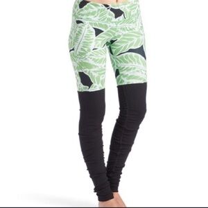 Alo Yoga Goddess Ruched Color Block Leggings in Palm Beach Glow-stick  Small